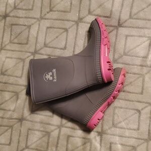 Kamik Classic Stomp Charcoal Magenta Rubber Rain Boots for Kids for Everyday Use